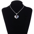 Dettaglio della collana hip hop con pendente a cuore spezzato in strass blu e bianchi - Catena a Corda Argento con Pendente Cuore Infranto 2 (N02354-51)