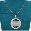 Vue détaillée du pendentif Cène de Da Vinci avec cristaux glacés sur une chaîne corde - Argent