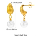 Orecchini a fiocco dorati con finitura martellata e perle bianche con misure dettagliate - Goccia di Perla con Disco di Metallo Martellato (E01199G)