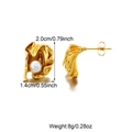 Orecchini a perno irregolari dorati con perle bianche da donna eleganti - Orecchino a Cerchio con Texture Ondulata e Perla (E01204G)