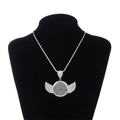 Colgante de medallón con alas de estilo hip hop plateado con circonitas y cadena de cuerda - Conjunto de Colgante de Ala de Strass Blanco Completo con Cadena de Cuerda (N02354-51) / Plateado