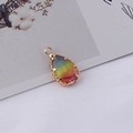 Vue détaillée du pendentif en cristal arc-en-ciel avec bordure en cuivre doré poli - 10*19MM