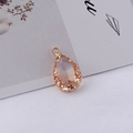 Gros plan d'un pendentif en cristal de goutte champagne avec sertissage à griffes dorées - 12# Champagne / 10*19MM