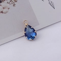 Vue détaillée du pendentif goutte en cristal dégradé bleu avec bordure en cuivre doré - 10*19MM