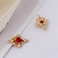 Macro-opname van vergulde ruitvormige kruisconnectoren met rode zirkoon voor sieraden - Dieprood Vierkant (3#)