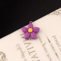 Macro detail van een paarse hars bloem hanger met dubbele metalen ringen voor sieraden - 4# Dubbele Lus - Donkerpaars
