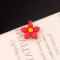 Macrodetail van een rode harsbloem hanger met geel stamper en dubbele metalen ringen - 7# Dubbele Lus - Rood