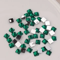 Vue macro de strass carrés en acrylique vert émeraude 6mm avec dos plat pour loisirs créatifs - Vert Émeraude (1#)
