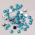Vue macro de strass carrés bleu ciel en acrylique 6mm pour loisirs créatifs - Bleu Ciel (8#)