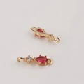 Vue détaillée de pendentifs gouttes en zircon rouge doré avec double attache pour bijoux DIY - 1 pièce / Bordeaux