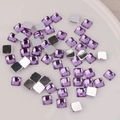 Gros plan de strass carrés en acrylique violet de 6mm avec envers en feuille d'argent - Violet(4#)