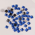 Vista macro de pedrería cuadrada azul de 6mm para manualidades y joyería artesanal DIY - Azul Real (11#)