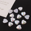 Detail von herzförmigen irisierenden Acrylperlen für DIY-Handyhüllen und Schmuckbasteln - 16mm