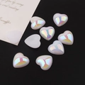 Detailansicht der irisierenden weißen Herz-Acrylperlen mit flacher Rückseite für DIY-Basteln - 20mm