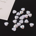 Makroaufnahme von Herz-Cabochons aus Acryl mit AB-Beschichtung für DIY-Bastelarbeiten - 10mm