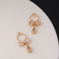 Dettaglio del pendente con fiocco in zircone e cristallo a goccia placcato oro - Forma di Fiocco Goccia d'Acqua (B0047) / Confezione da 2