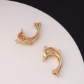 Dettagli macro di ciondoli a delfino dorati con zirconi micro-pave per creazione di gioielli - Forma di Delfino (B0047) / Confezione da 2