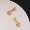 Dettaglio del ciondolo a forma di cavalluccio marino placcato oro con zirconi per DIY - Forma di Cavalluccio Marino (B0047) / Confezione da 2
