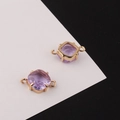 Vue macro des connecteurs de cristal losange violets plaqués or 18 carats pour bijoux DIY - 11*17mm / Lavande