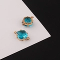 Gros plan de charms en cristal bleu clair en forme de losange avec monture dorée 18k - 11*17mm / Rose bonbon