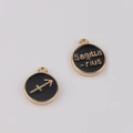 Vue macro détaillée des pendentifs zodiaque Sagittaire en noir et or pour bijoux - Sagittaire / Noir