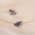 Makro-Detail von blauem Kristall-Halbkreis-Anhänger mit vergoldeten Doppel-Hängeösen - 16*16mm / Königsblau (2#)