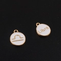 Vue détaillée des pendentifs signe Balance dorés avec finition en émail blanc pur - Balance / Blanc