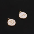 Vue macro des pendentifs zodiaque Vierge en alliage doré avec émail blanc pour bijoux DIY - Vierge / Blanc