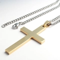 Detailopname van een gouden kruishanger met een zilveren Cubaanse ketting en sluiting - Kruis (Met 60CM Ketting) / Goud