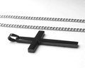Detailopname van een matzwarte kruishanger met een zilveren schakelketting voor heren - Kruis (Met 60CM Ketting) / Zwart