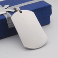 Polierter Edelstahl-Hundemarkenanhänger auf einem blauen Geschenkbox-Hintergrund - 50mmx28mmx2mm / Stahlfarben
