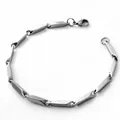 Detailopname van de zilveren roestvrijstalen geometrische schakelarmband met karabijnsluiting - Basis stijl / 4mm / 22cm / Staalkleur