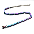 Macro-detail van de iriserende titanium stalen ketting met karabijnsluiting en verlenging - Met Verlengketting / 3mm / 16cm / Kleurrijk