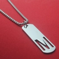 Titanium stalen ketting met rechthoekige hanger en holle letter M in zilveren kleur - Letter M / Kettinglengte 50CM