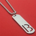 Ketting met rechthoekige hanger van titaniumstaal en uitgesneden letter B in zilverkleur - Letter B / Kettinglengte 50CM