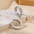 Élégantes créoles argentées avec double rangée de strass sur socle en pierre naturelle - Boucles d'oreilles créoles rondes argentées