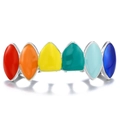Dettaglio macro di grillz hip hop in argento con sei denti in smalto arcobaleno colorato - Argento (Sopra)