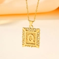 Collier doré avec pendentif lettre Q, bordure en dentelle ornée et finition texturée - Lettre Q (Pendentif uniquement (sans chaîne))