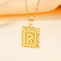 Pendentif rectangulaire plaqué or avec lettre R gaufrée et bordure à volutes ornée - Lettre R (Pendentif uniquement (sans chaîne))