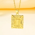 Pendentif carré doré avec lettre T gaufrée et bordures en filigrane ajouré élégantes - Lettre T (Pendentif uniquement (sans chaîne))