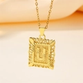 Collier doré carré avec lettre U et bords dentelés ciselés sur tissu beige - Lettre U (Pendentif uniquement (sans chaîne))