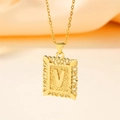 Collier doré avec pendentif rectangulaire arborant la lettre V gravée et bordures ornées - Lettre V (Pendentif uniquement (sans chaîne))