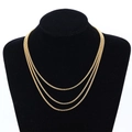 Conjunto de collares de tres capas con cadena de caja dorada en un busto negro - 2mm(45cm) / Dorado
