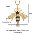 Makroaufnahme von vergoldetem Bienenanhänger mit Zirkonia-Details und Abmessungen des Produkts - Gold