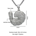Nahaufnahme des Hip-Hop-Anhängers mit weißen Strasssteinen und Edelstahl-Textur - Silber Muskel Arm Stil (N01856)