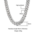 Dettaglio della collana Cuban in rame lucido da 20 mm con pietre di zircone e dettaglio a goccia - Stile Cubano di Lusso con Pietra Principale a Pera (N03347S-18)
