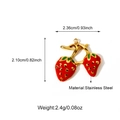 Dettaglio di ciondoli a fragola rossi con bordi dorati, con dimensioni di 2,36x2,10 cm - Stile Fragola (25N06480G)