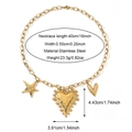 Vista detallada de collar de acero dorado con colgantes de estrella de mar y corazones - Estilo Estrella de Mar Corazón Martillado (25N06510G) / Dorado