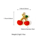 Dettaglio del ciondolo a ciliegia in acciaio inossidabile con smalto rosso e foglie verdi - Stile Ciliegia (25N06479G)