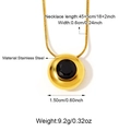 Detail van de smaragdgroene hanger ketting op een gouden slangenketting met afmetingen - Goud-Zwarte Cirkel (25N06598G-B)
